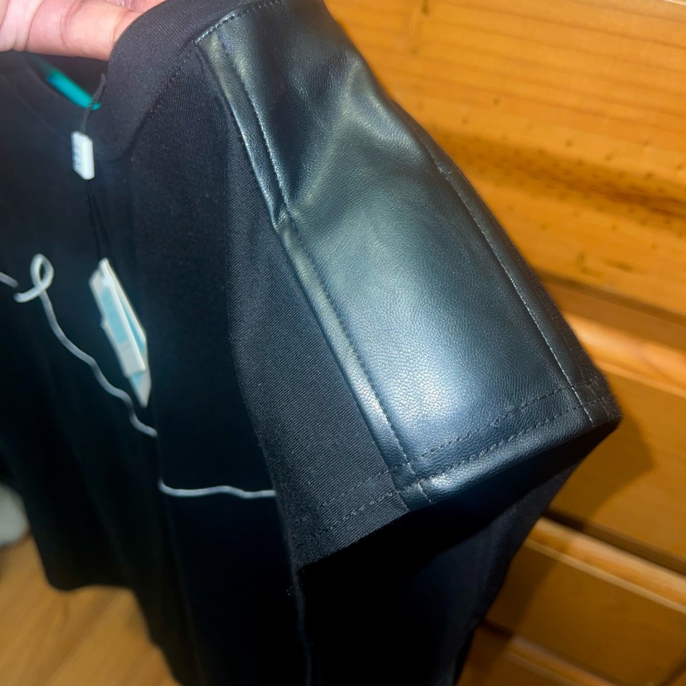 ByEgreis - XL-Woman Black Tank with shoulder pad.